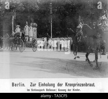 Als Teil der Hochzeit feiern mehrere Tage lang, die Braut, Prinzessin Cecilie von Mecklenburg, feierlich das Potsdamer Stadtschloss getroffen. Hier ihren Wagen übergibt Bellevue Palace, wo einem Kinderchor eingerichtet hat, die die Zukunft der preußischen Krone Princess Serenade. Stockfoto