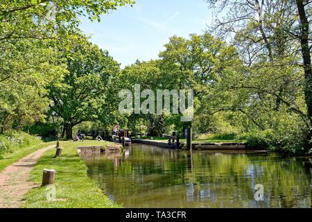 Ein schmales Boot durch Newark Lock auf dem Fluss Wey Navigation in der Nähe von Ripley, Surrey, England, Großbritannien Stockfoto