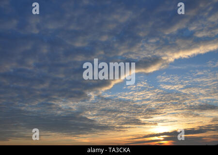 Blue Sky schließt mit dunklen Wolken vor einem Gewitter. Stockfoto