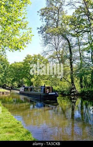 Ein schmales Boot durch Newark Lock auf dem Fluss Wey Navigation in der Nähe von Ripley, Surrey, England, Großbritannien Stockfoto