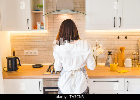 Ansicht von hinten Frau auf Küche kochen Hausfrau Stockfoto