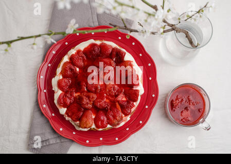 Erdbeerkuchen serviert mit Sirup Stockfoto