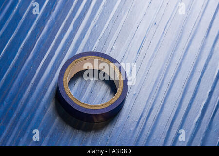 Eine Rolle der alten blauen PVC-Klebeband auf der Oberfläche durch gleiche Klebeband bedeckt Stockfoto