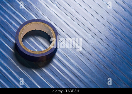 Eine Rolle der alten blauen PVC-Klebeband auf der Oberfläche durch gleiche Klebeband bedeckt Stockfoto