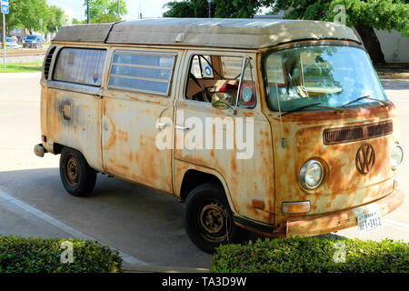 1977 Volkswagen Kombi Westfalia; verrostete alte VW-Campingbus in der Straße geparkt. Stockfoto