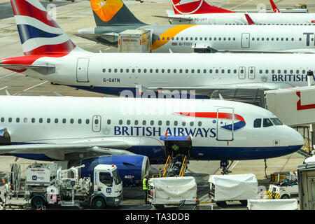 Der Flughafen London Gatwick, ENGLAND - April 2019: belebte Szene am Flughafen Gatwick, mit Ausrüstung um ein britisches Flugzeug Airways. Stockfoto