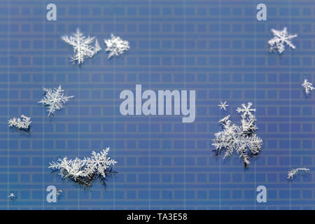 Schneeflocken auf dem LCD-Bildschirm des Handys im Hintergrund Stockfoto