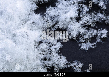 Schnee-Array mit hoher Vergrößerung Winterhintergrund Stockfoto