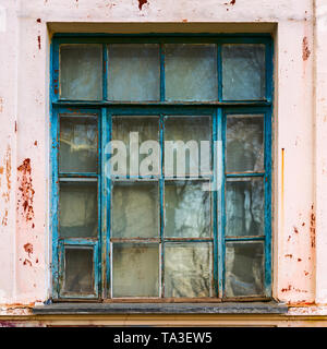 Große alte rechteckig blau Holz- Fenster mit abblätternde Farbe, Blick von Außen Stockfoto
