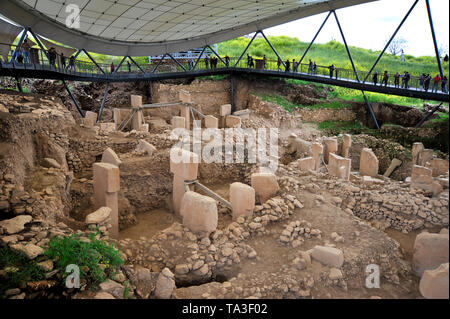 Besucher mit Blick auf die Ausgrabungen der antiken Ausgrabungsstätten bei Gobekli Tepe in Sanliurfa, Türkei Stockfoto