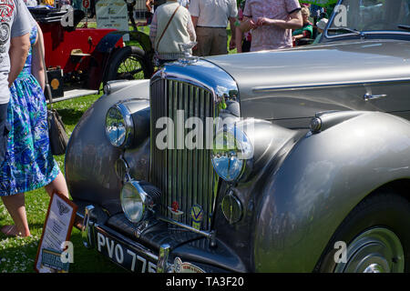 Bentley R Type 1954 an der Classic Car Show auf der Wells Cathedral Grün. Wells, Somerset, Großbritannien Stockfoto