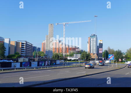 Bau des Wellington Place auf dem ehemaligen Gelände der Yorkshire Post in der Wellington Street in Leeds. Die Apartments auf der City Island liegen im Hintergrund. Stockfoto