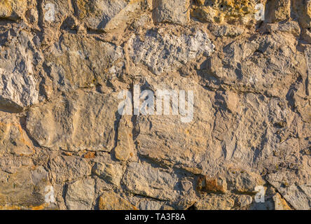 Alte Kalksteinwand bei Tageslichtoberflächen im Nahthintergrund Stockfoto