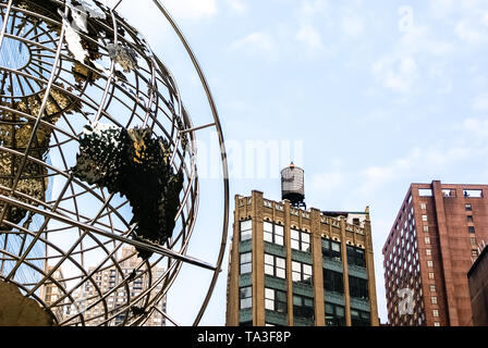 New York, USA - 13. August 2008: Trump International Hotel & Tower in Columbus Circle entfernt Stockfoto