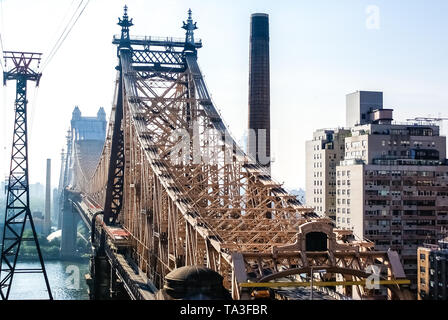 New York, USA - 15. August 2008: die Queensboro Bridge eines Morgens von der Kabine aus der Roosevelt Island Tramway gesehen. Stockfoto