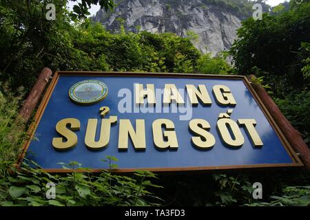 Hang Sung Sot, Vietnam - 31. Oktober 2011: Im Rahmen des Besuchs in Halong Bay, Touren beinhalten ein Besuch in diesem riesigen Höhlen von Hang Sung Sot Höhle. In der Stockfoto