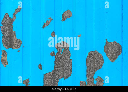 Abblätternde Farbe auf verzinktem blech Stockfoto