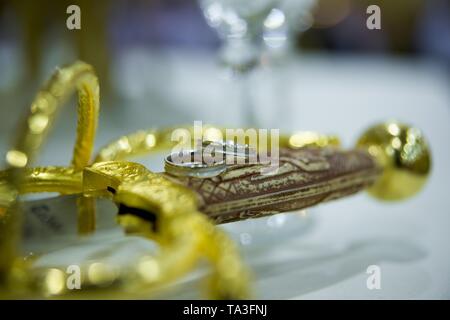 Close-up mit defokussiertem Hintergrund von zwei Silbernen Hochzeit Ringe. Stockfoto