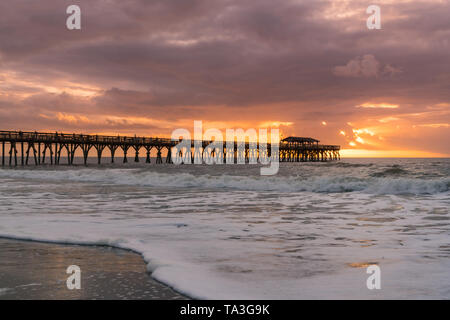 Sonnenaufgang am Meer entlang in der Nähe von Pier in Myrtle Beach, South Carolina Stockfoto