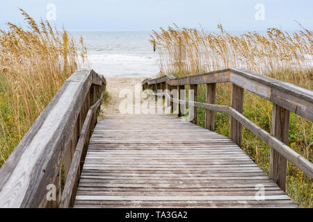 Boardwalk über eine Sanddüne in Myrtle Beach, South Carolina Stockfoto