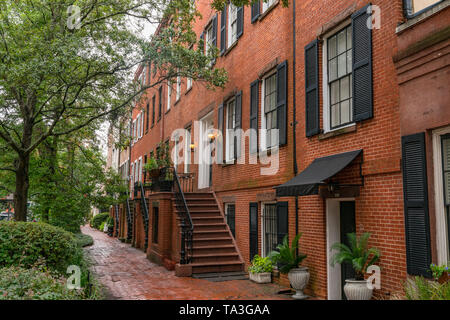 Savannah, GA - November 5, 2018: Historische Ziegel Townhomes in Savannah, Georgia Stockfoto