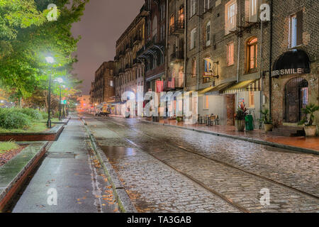 Savannah, GA - November 4, 2018: Geschäfte und Restaurants entlang der historischen River St in Savannah Georgia Stockfoto