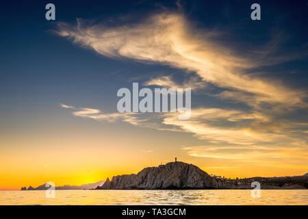 Schönen Sonnenuntergang der Marine mit Bergen silhouets. Das Meer vor der Küste von Cabo San Lucas. Golf von Kalifornien (auch bekannt als die See von Cortez, Meer o Stockfoto