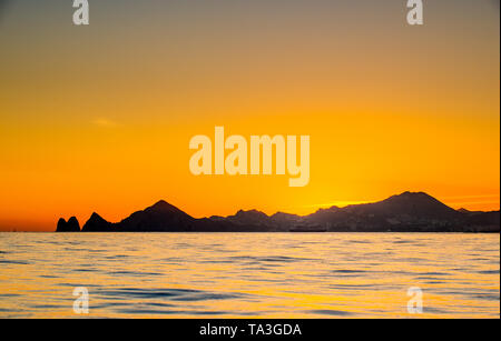 Schönen Sonnenuntergang der Marine mit Bergen silhouets. Das Meer vor der Küste von Cabo San Lucas. Golf von Kalifornien (auch als die See von Cortez bekannt, Stockfoto