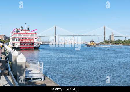 Savannah, GA - November 4, 2018: Boote auf den Savannah River in Savannah Georgia Stockfoto