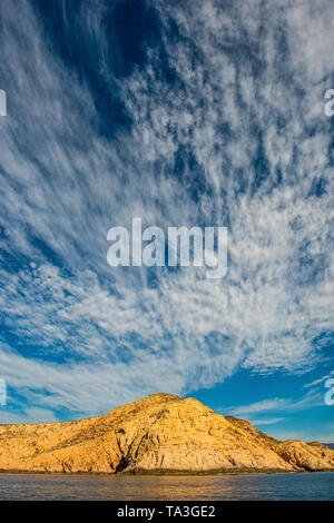 Rocky Mountain Ufer und blauer Himmel mit weißen Wolken. Die Küste der Sea Of Cortez. Mexiko Stockfoto