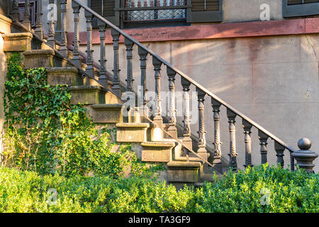 Alte dekorative gusseiserne Treppe im historischen Haus in Savannah, Georgia Stockfoto