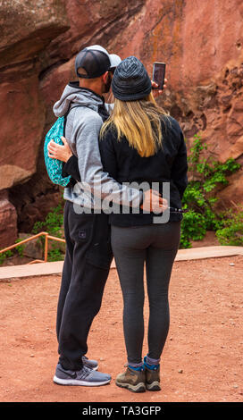 Besucher Red Rocks Park Amphitheater selfie nehmen ein Foto von sich selbst, Morrison Colorado USA. Foto im Mai. Stockfoto