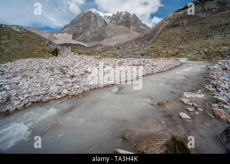 Ein Fluss fließt durch die Cordillera VIlcanota, einen Abschnitt der Anden im Süden Perus. Stockfoto