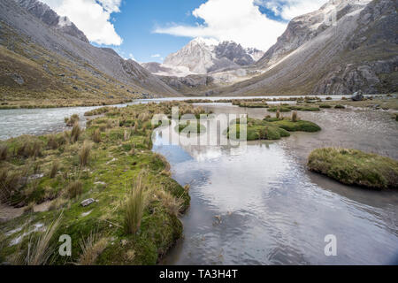 Inmitten der steilen Hänge der Cordillera Vilcanota, ein Teil der Anden im Süden Perus ist es möglich, stehendes Wasser in Gletscher gespeist Seen zu finden. Stockfoto