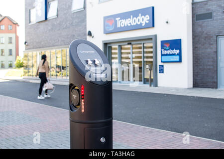 Elektrofahrzeug aufladen Punkt im Hotel Auto Park Stockfoto