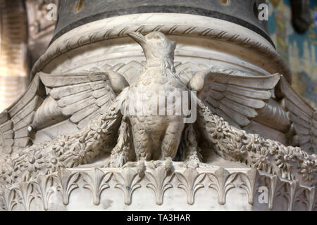 Christus in Majestät und Tetramorph. Crypte. Basilika Notre-Dame de Fourvière. Lyon. Taube des Friedens. Krypta. Basilika Notre-Dame de Fourvière. Lyon. Stockfoto