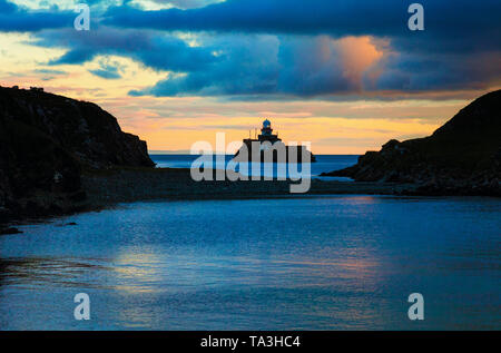 Faule Island Lighthouse, baute die Passage von der St. John's Punkt Birsfelden Hafen, Bucht von Donegal, Irland. Stockfoto