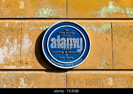 Blaue Plakette für Ralph Ellis, Künstler, Maler und Designer, die in diesem Haus gelebt, Maltravers Street, Arundel, Großbritannien Stockfoto