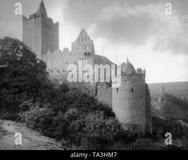 Blick auf den Hügel Burg Rudelsburg, im Hintergrund rechts das Schloss Saaleck in der Nähe von Bad Koesen, Preußen ruinieren. Stockfoto