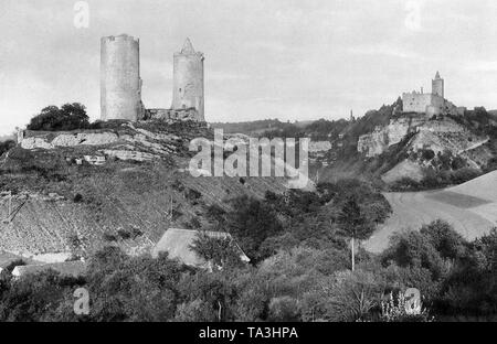 Blick auf die Ruine der Burg Saaleck und der Rudelsburg im Hintergrund, Saaleck in der Nähe von Bad Koesen, Preußen. Stockfoto