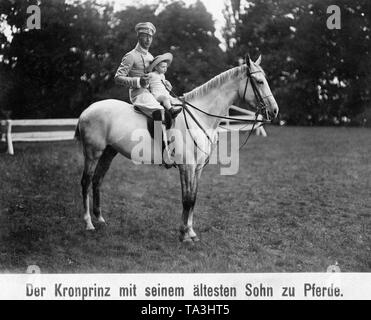 Der Kronprinz, mit seinem ältesten Sohn, Prinz Wilhelm, auf dem Rücken der Pferde. Stockfoto