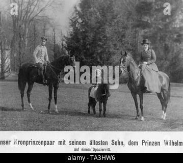 Der Kronprinz (links), mit seinem ältesten Sohn Wilhelm und seine Gemahlin Kronprinzessin Cecilie (rechts). Stockfoto