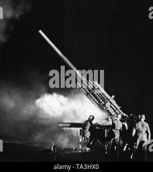 Wehrmachtssoldaten, Artillerie, Schießen mit einer Flak Geschütz vom Typ 8,8 cm Flak 18. Stockfoto