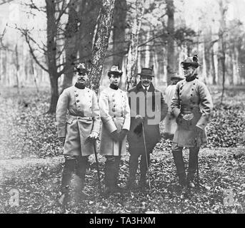 Hohenzollern Fürsten auf der Jagd. Von links: Prinz Joachim Albrecht, Kronprinz Wilhelm, Prinz Friedrich Heinrich (ganz rechts). 2. von Rechts: Prinz Hans von Ratibor. Stockfoto