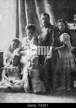 Familie Foto der Romanows. Von links: (erste Zeile): Maria Anastasia, zweite Reihe: Tatiana, Zarin Alexandra Fjodorowna mit Sohn und Thronfolger Alexei, Zar Nikolaus II. von Russland, Olga. Stockfoto