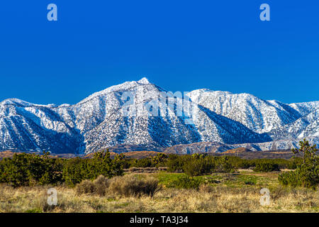Schnee auf der nördlichen Seite der San Gabriel Mountains in Südkalifornien Stockfoto