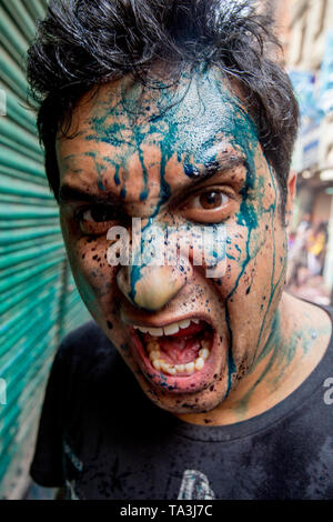 Porträt einer fröhlicher junger Mann, feiert das Holi Festival (Festival). Bangladesch. 2014. Stockfoto