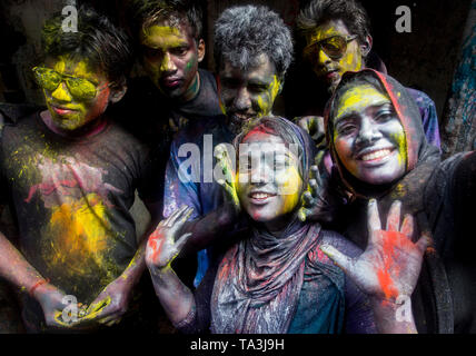 Die Menschen feiern Holi Festival (Farbe festival in Old Dhaka. Bangladesch. 2014. Stockfoto