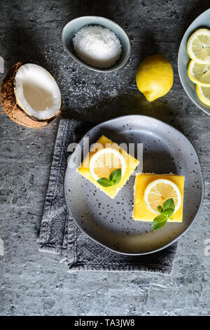 Köstliche coconut Bars mit Lemon Quark auf einer Platte Stockfoto