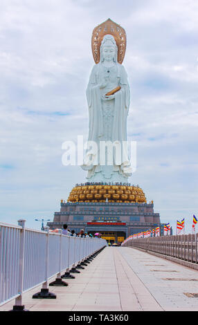 China, Sanya November 13, 2017: Die Statue der Göttin Guanyin im Zentrum des Buddhismus Nanshan. Historische Stätten in China Stockfoto